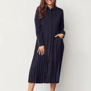 Frida Pleat Dress - Svart, 34